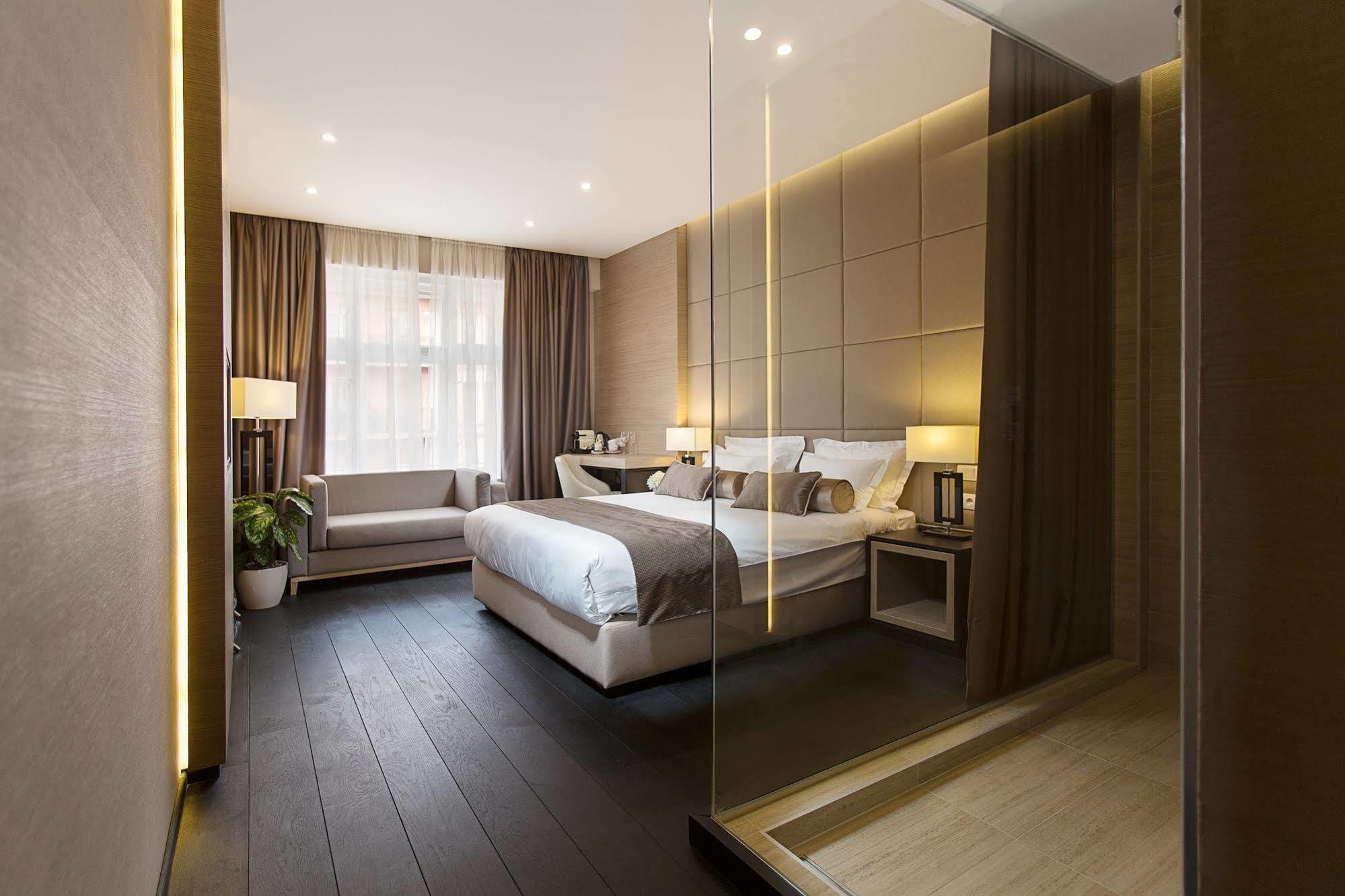 Dominic Smart & Luxury - Republic Square 4*