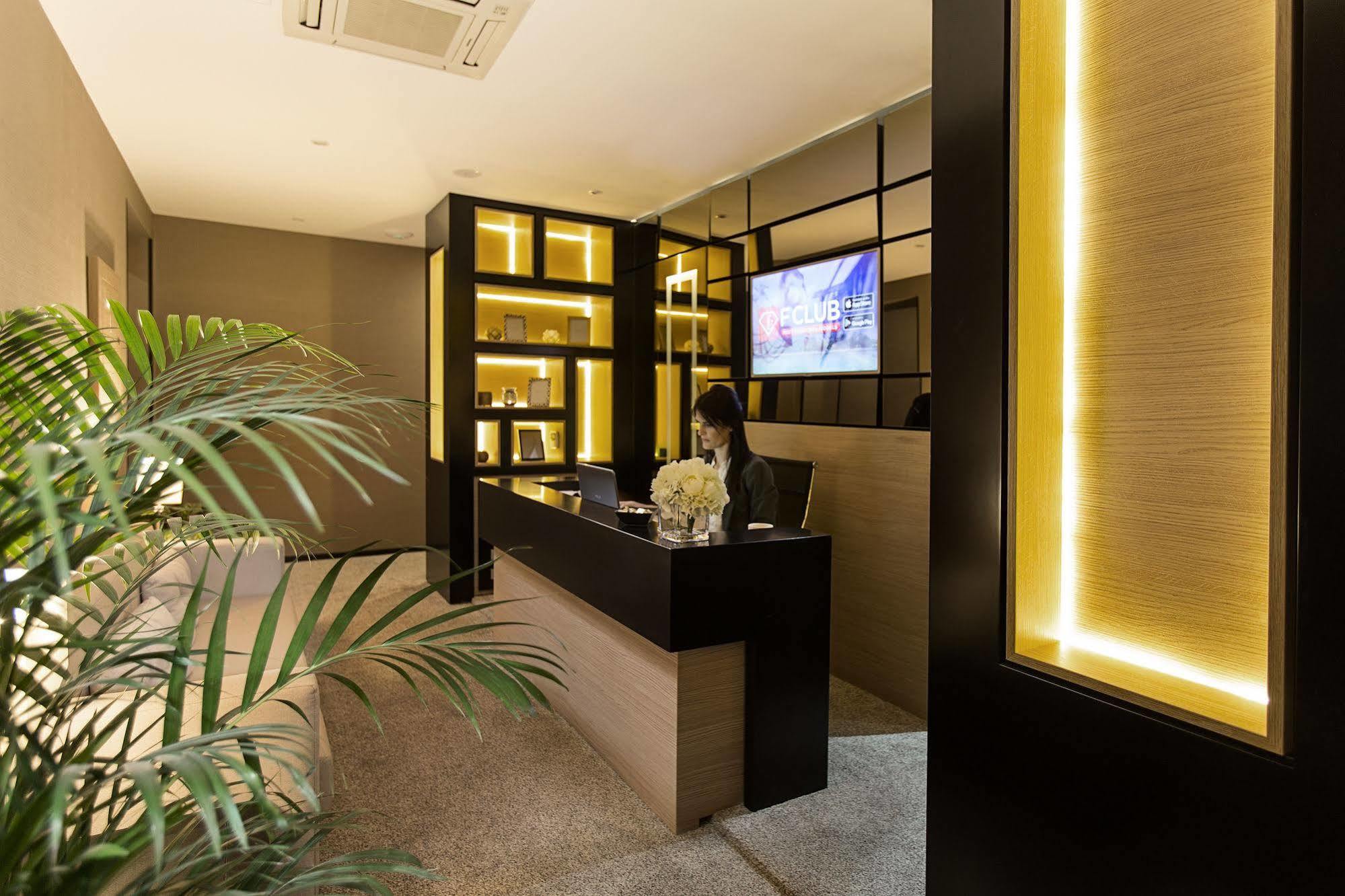 Dominic Smart & Luxury - Republic Square Pensiune