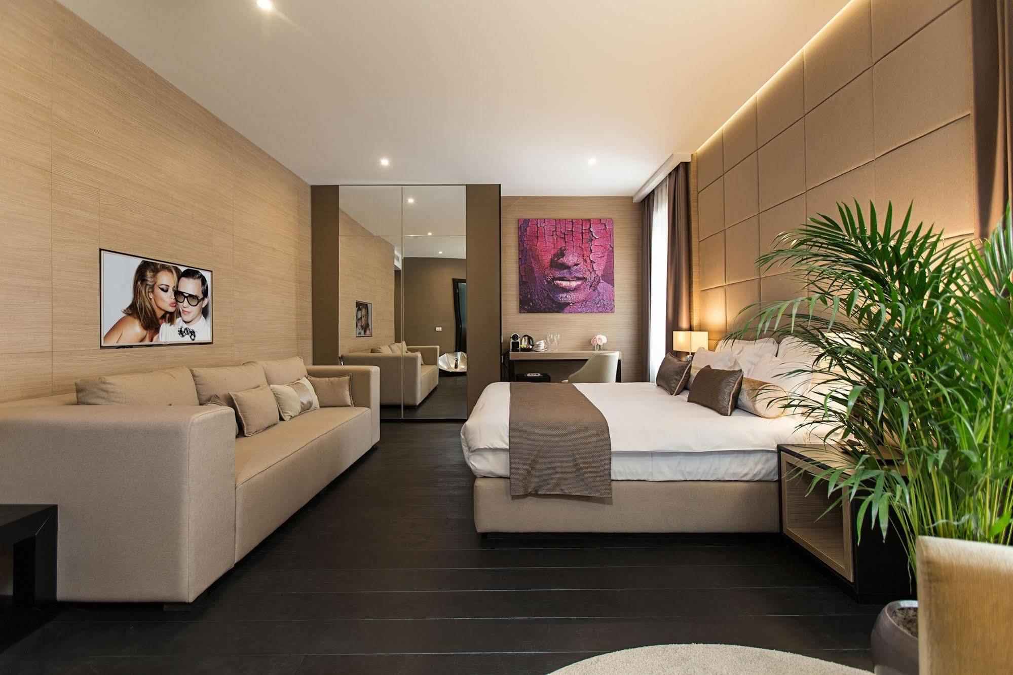Dominic Smart & Luxury - Republic Square Pensiune